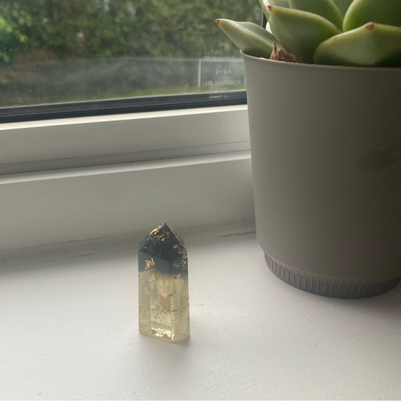 [❌]  Single small standing up crystal with gold flakes inside 💙 - Picture 2 of 16